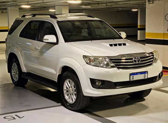 TOYOTA HILUX SW4 3.0 SRV 4X4 7 LUGARES 16V TURBO INTERCOOLER DIESEL 4P AUTOMÁTICO